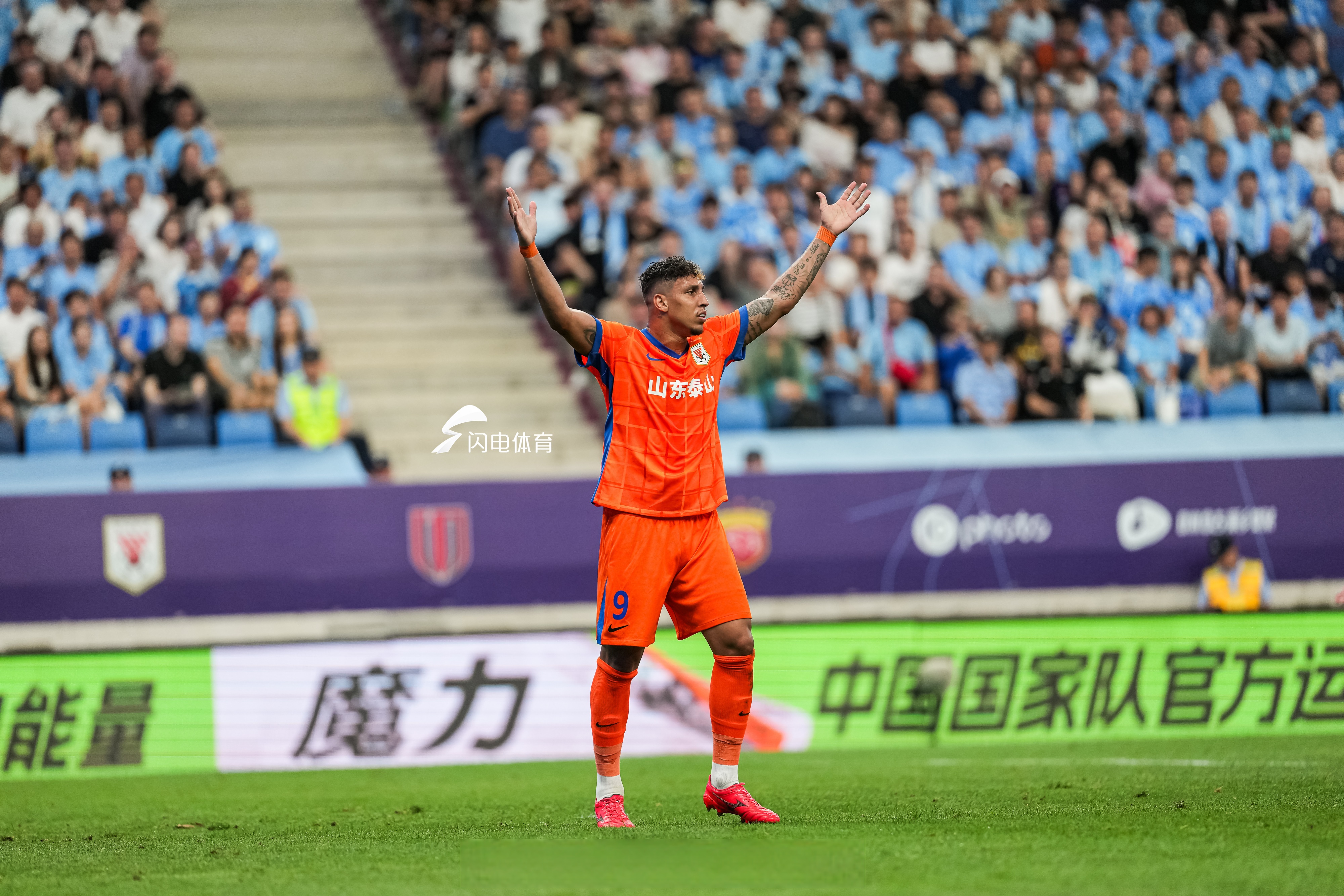 问鼎娱乐包含赛地聚焦——亚冠国际比赛日热度飙升，本菲卡迎来里程碑，球迷炸锅，资深球员宣示担当的词条